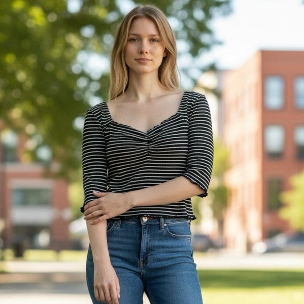 Wild Fable Womens Top Large L Black White Striped Ribbed Sweetheart Crop Tee